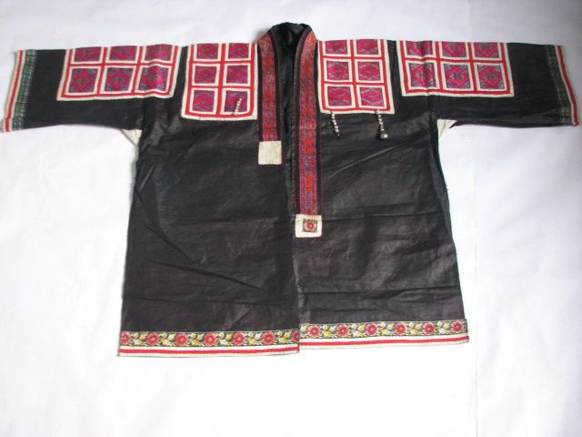 Miao Folk Mom homemade cloth embroidery childrens festal costumes 