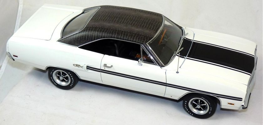 GMP 118 1970 Plymouth GTX, Black Gator Grain Vinyl Top over White 