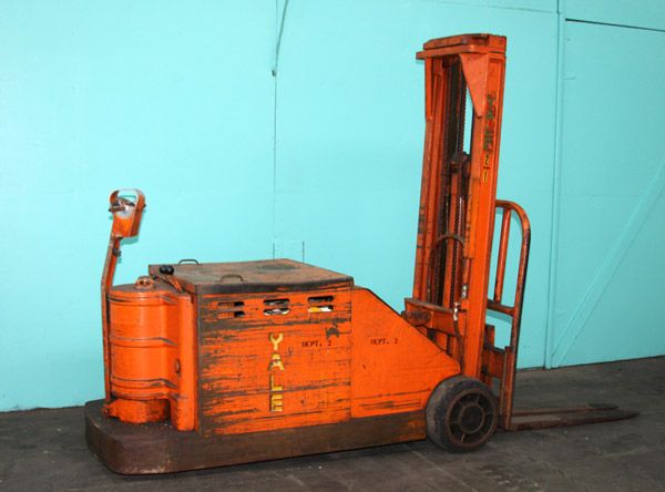 YALE FORKLIFT ELECTRIC LIFT TRUCK  4000 LBS #MC40T083  