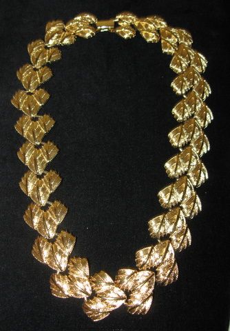 Vintage NAPIER Three Leaf Chunky Gold Necklace Signed Napier F90 