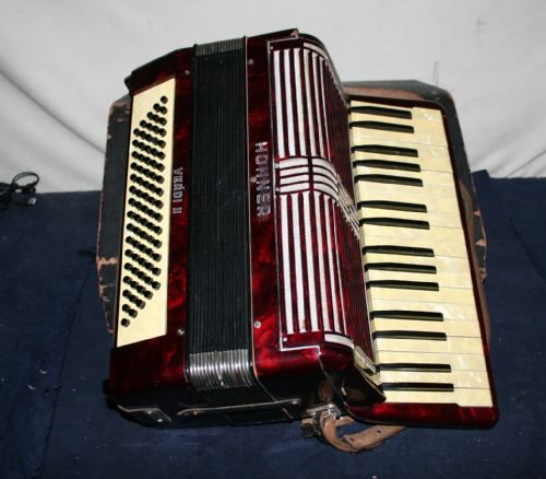 VINTAGE HOHNER VERDI II PIANO ACCORDION W/CASE   GERMNAY  