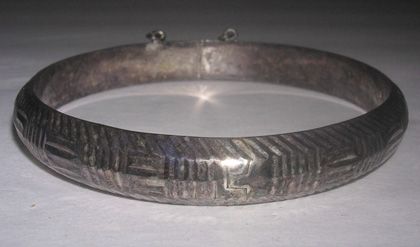 NICE Signed Sterling Silver DESIGN Bangle Bracelet 7 1/4 w/ Clasp 