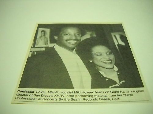 MIKI HOWARD leans on GENE HARRIS 1988 Promo Pic/Text  